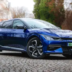Niebieska Kia EV6 na kamienistej drodze, gotowa do testu. Elegancki design i nowoczesna technologia.