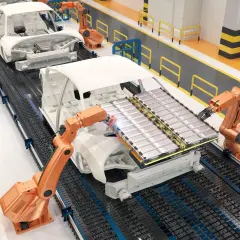 Roboty montują baterie do samochodów elektrycznych. To przyszłość recyklingu baterii samochodowych.