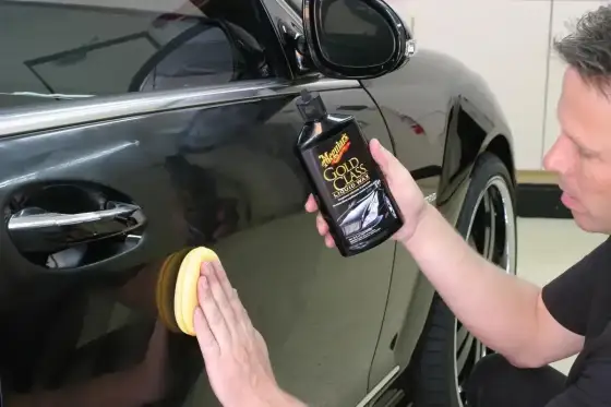 Jak nałożyć wosk na auto, żeby nie było smug?